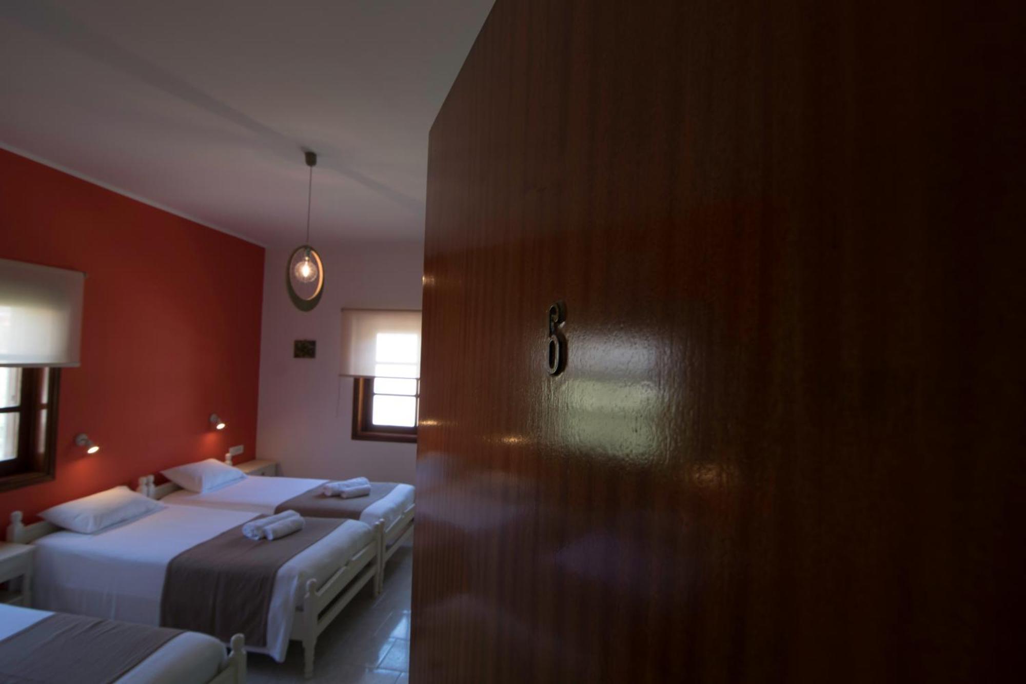 Niki Rooms Palaiochora Pokoj fotografie